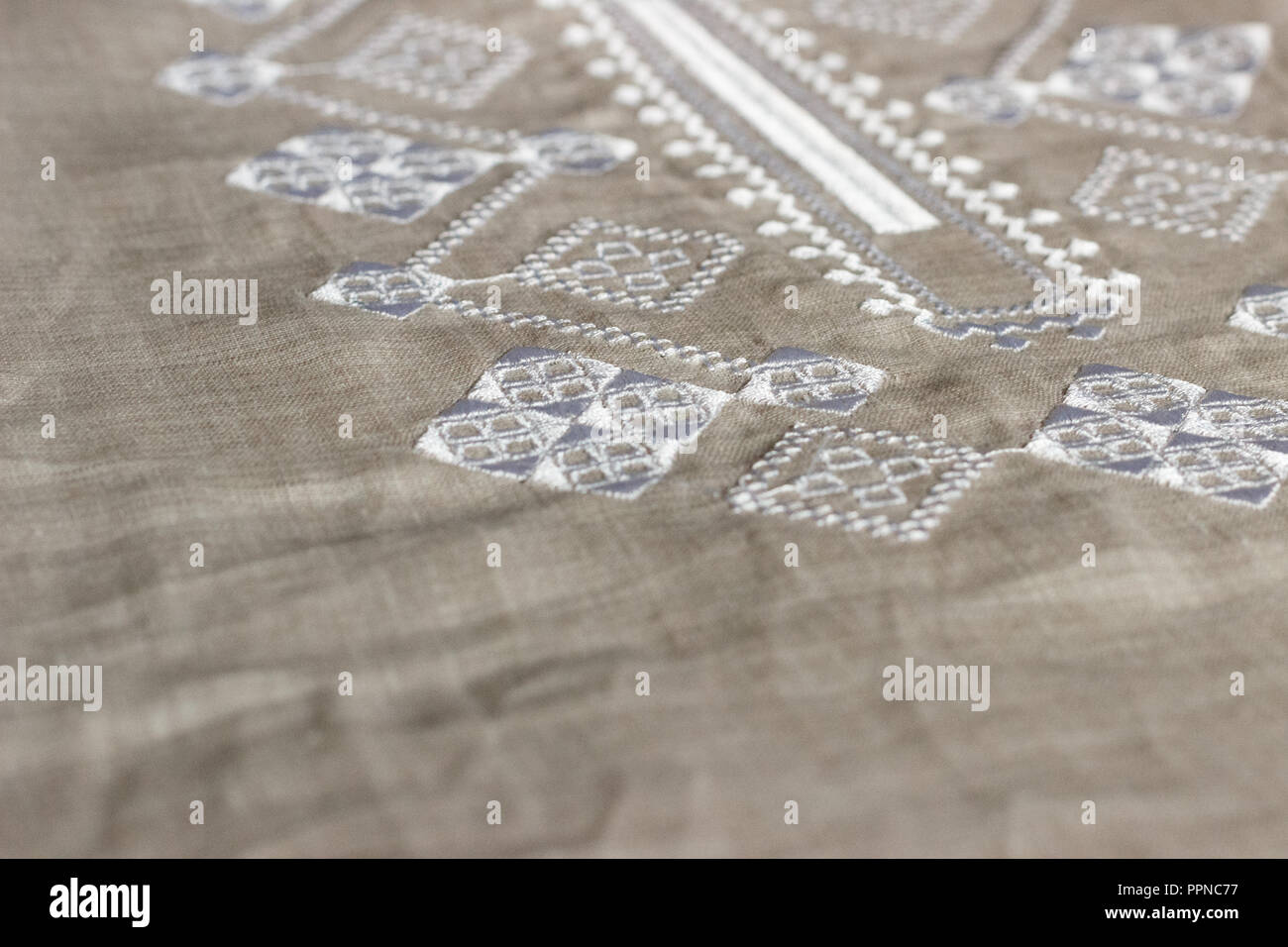 Bestickte Bettwäsche T-Shirt, weiss Ornament, in der Nähe Stockfoto