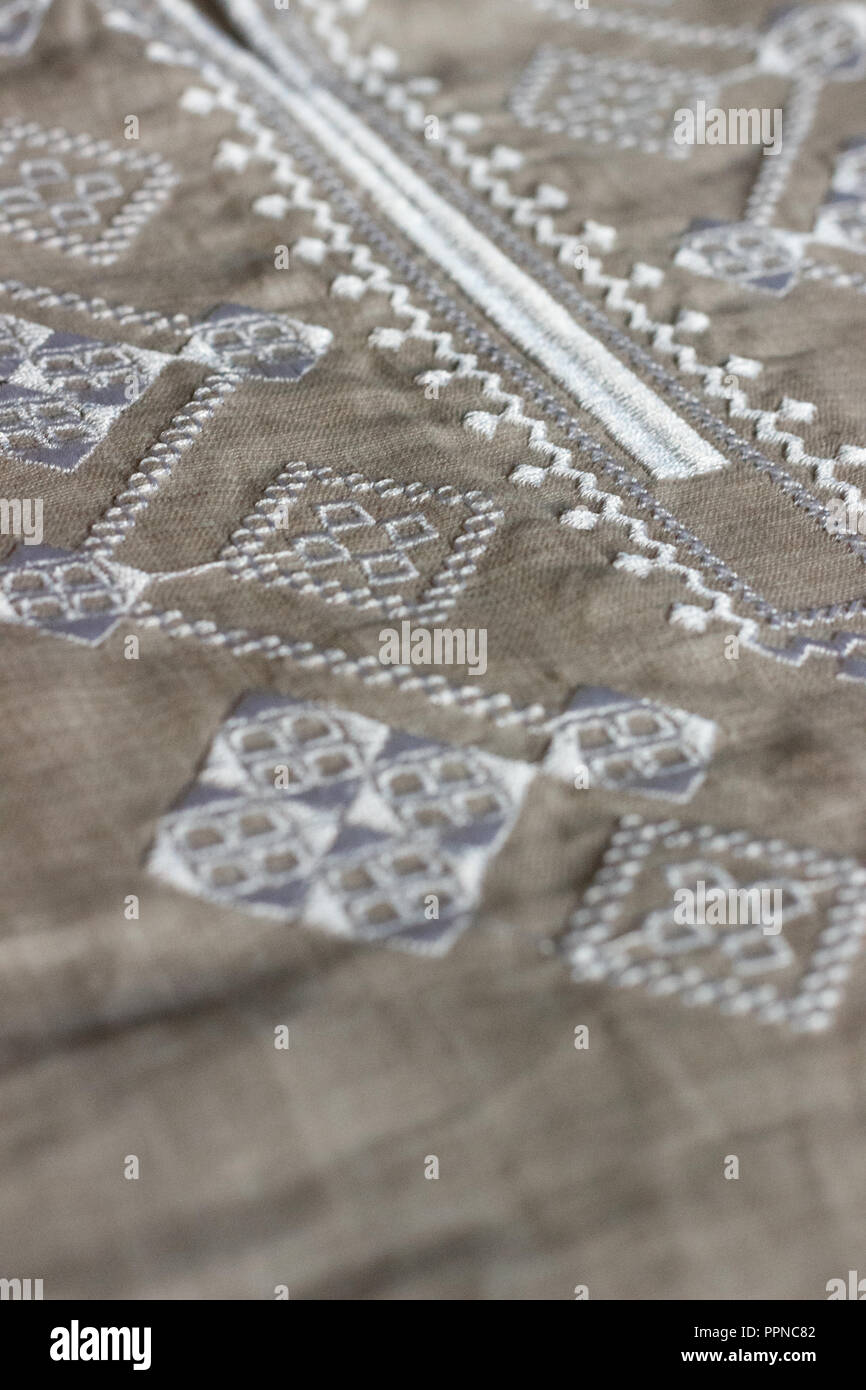 Bestickte Bettwäsche T-Shirt, weiss Ornament, in der Nähe Stockfoto