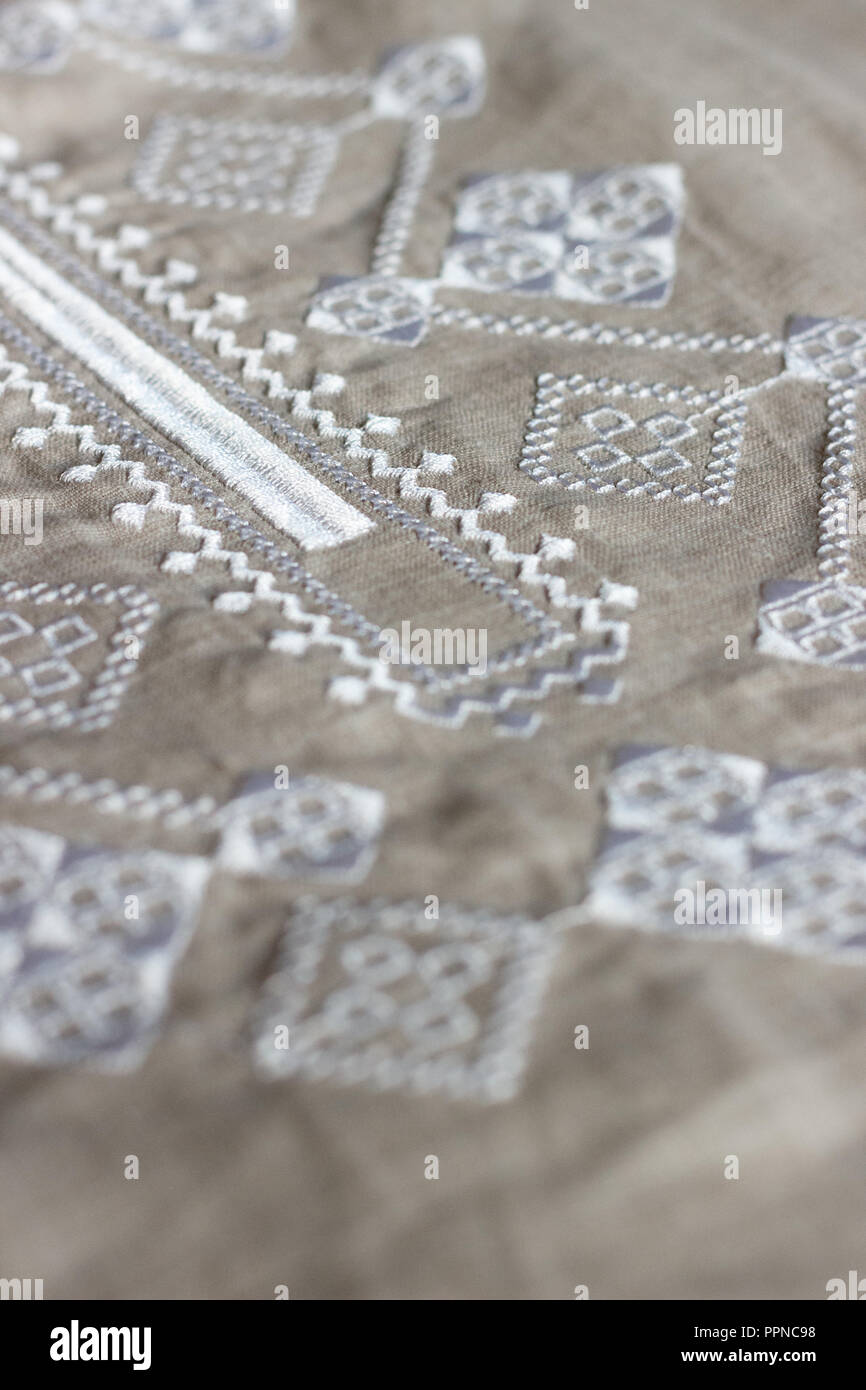 Bestickte Bettwäsche T-Shirt, weiss Ornament, in der Nähe Stockfoto