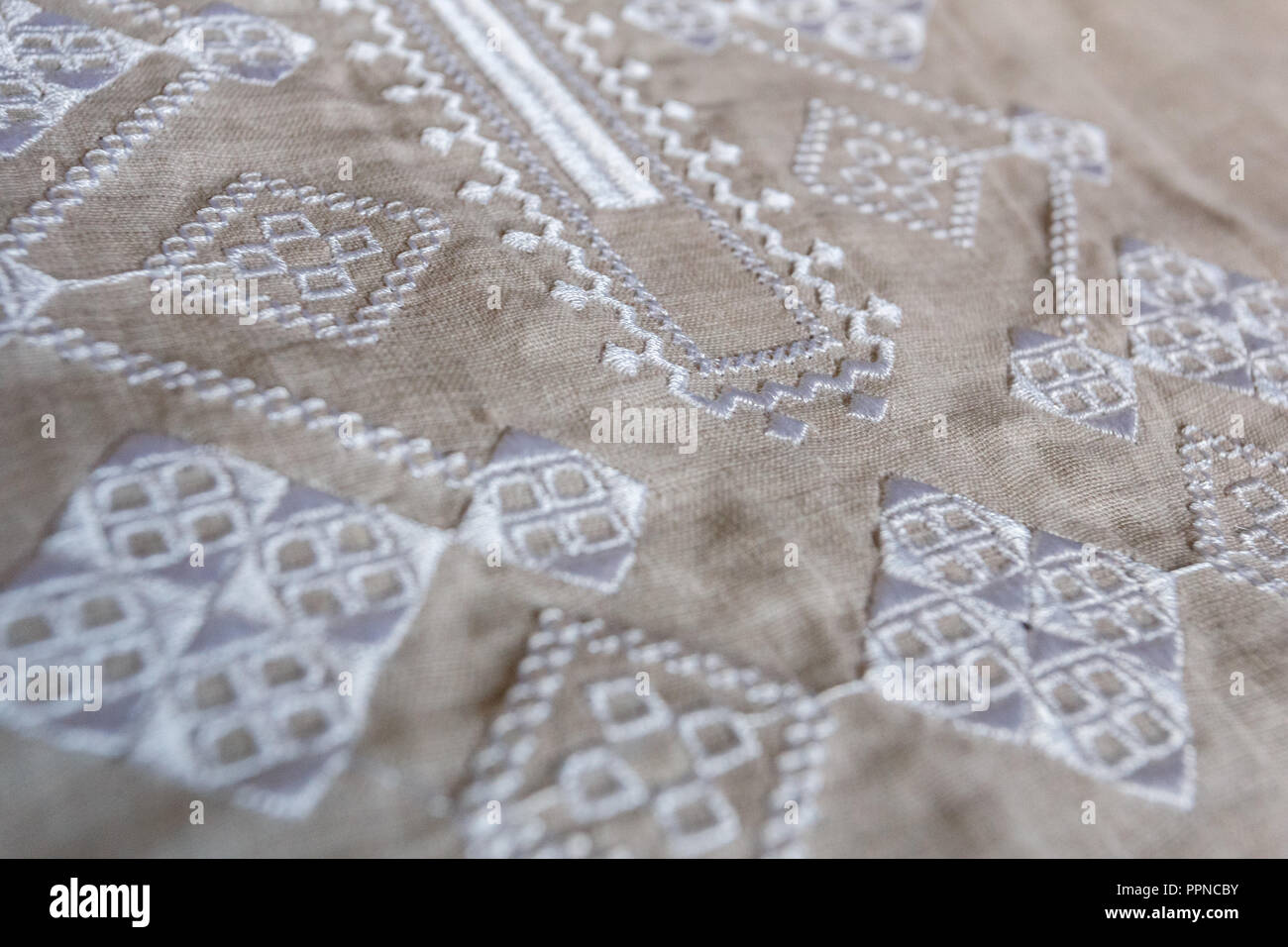 Bestickte Bettwäsche T-Shirt, weiss Ornament, in der Nähe Stockfoto