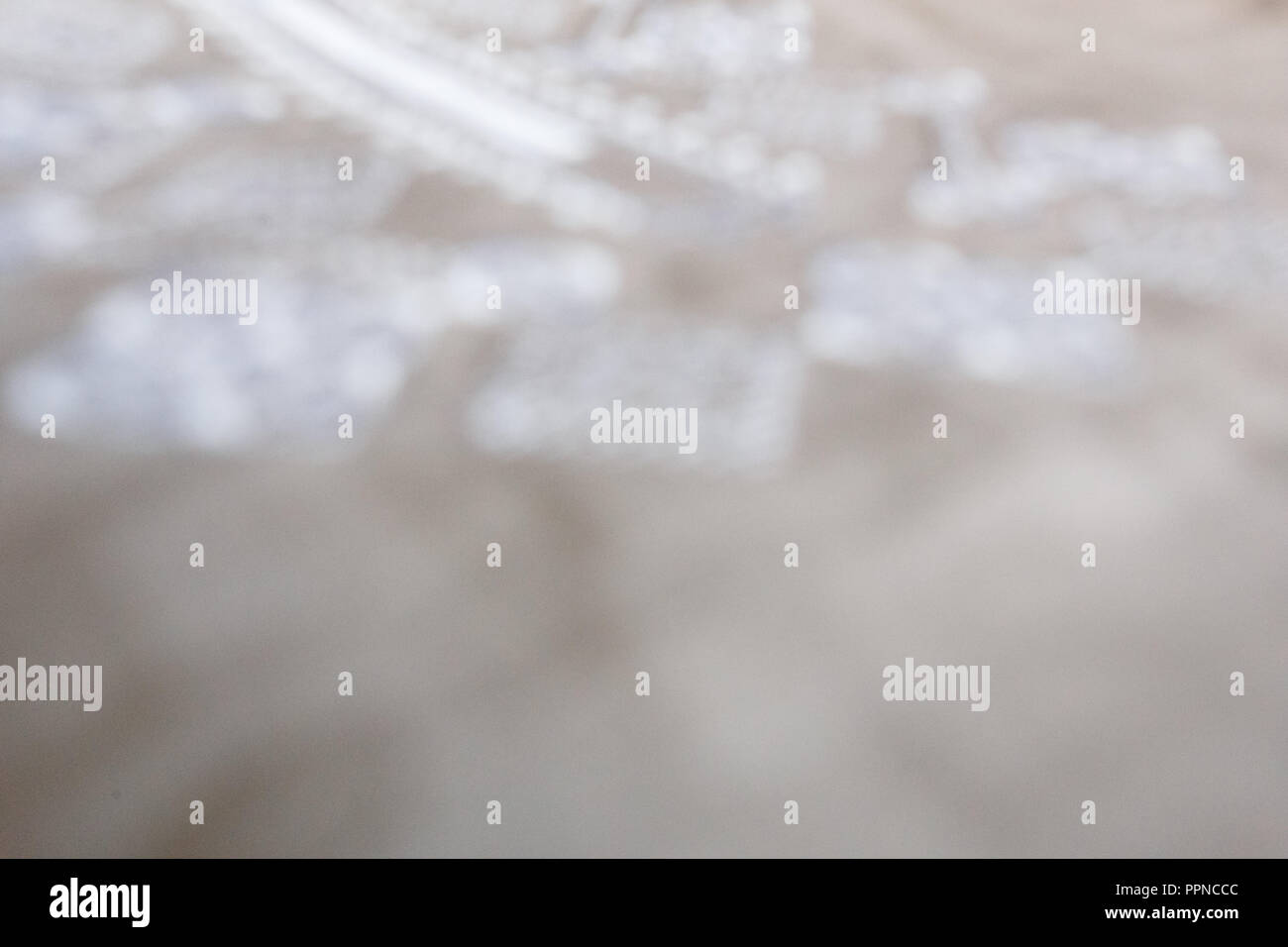Bestickte Bettwäsche T-Shirt, weiss Ornament, in der Nähe Stockfoto