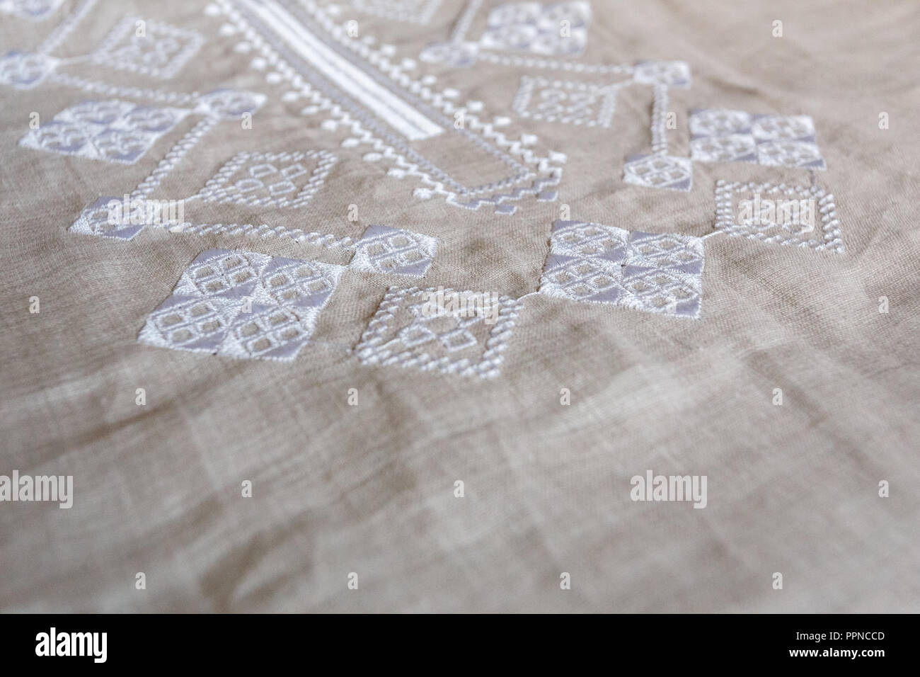 Bestickte Bettwäsche T-Shirt, weiss Ornament, in der Nähe Stockfoto