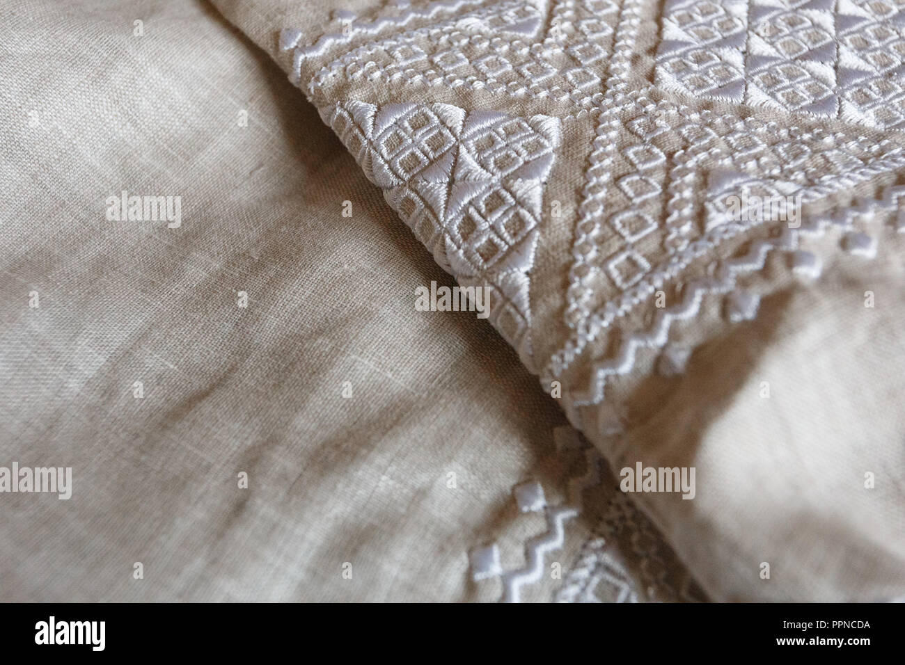 Bestickte Bettwäsche T-Shirt, weiss Ornament, in der Nähe Stockfoto