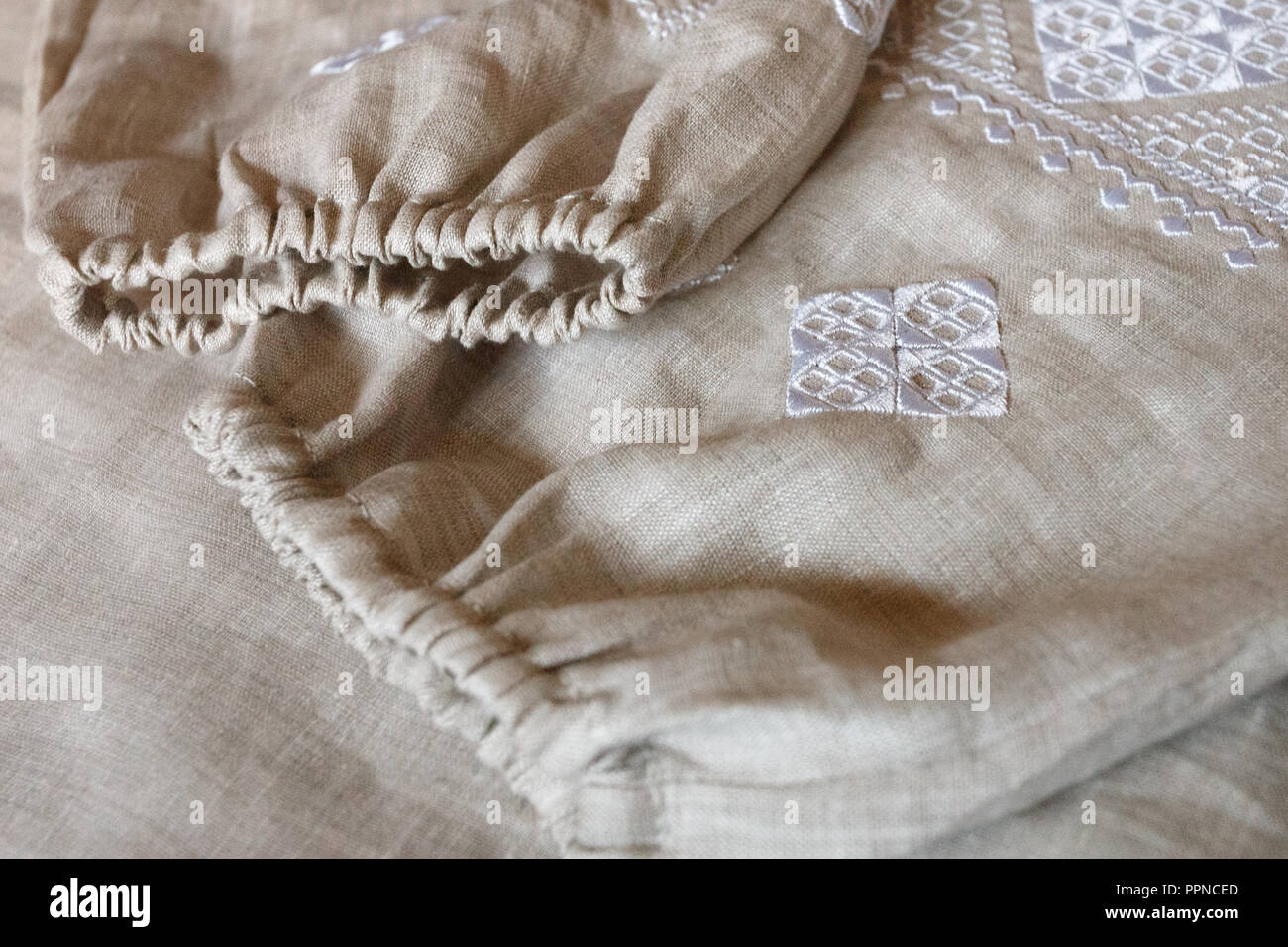 Bestickte Bettwäsche T-Shirt, weiss Ornament, in der Nähe Stockfoto