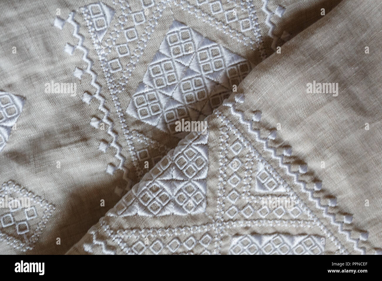 Bestickte Bettwäsche T-Shirt, weiss Ornament, in der Nähe Stockfoto