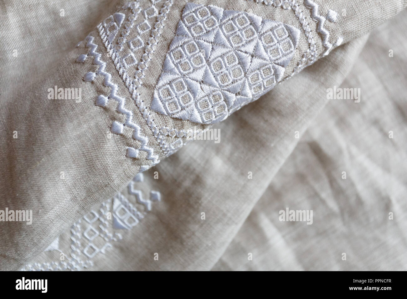 Bestickte Bettwäsche T-Shirt, weiss Ornament, in der Nähe Stockfoto