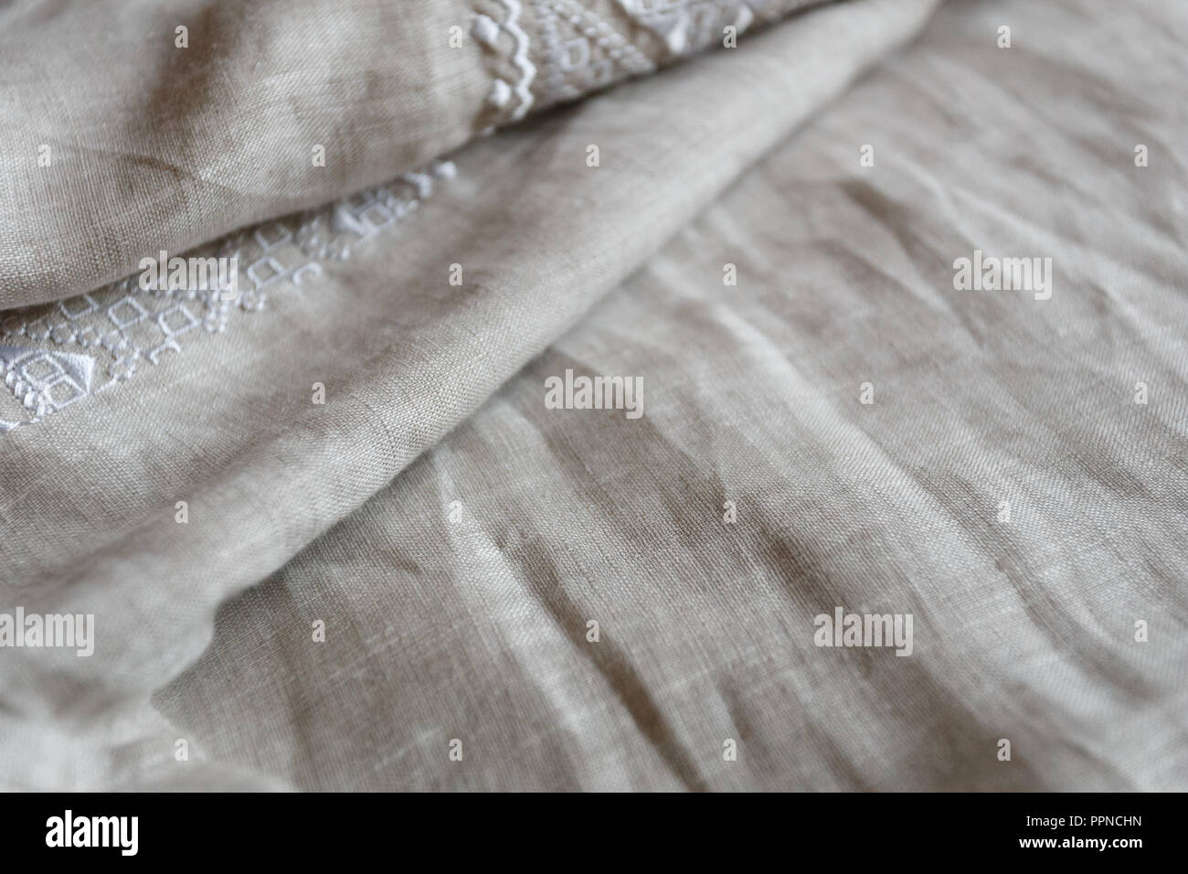 Bestickte Bettwäsche T-Shirt, weiss Ornament, in der Nähe Stockfoto