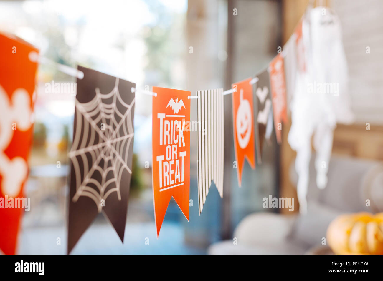 Selektiver Fokus der schönes helles Halloween Dekorationen im berühmten Veranstaltung Halle Stockfoto