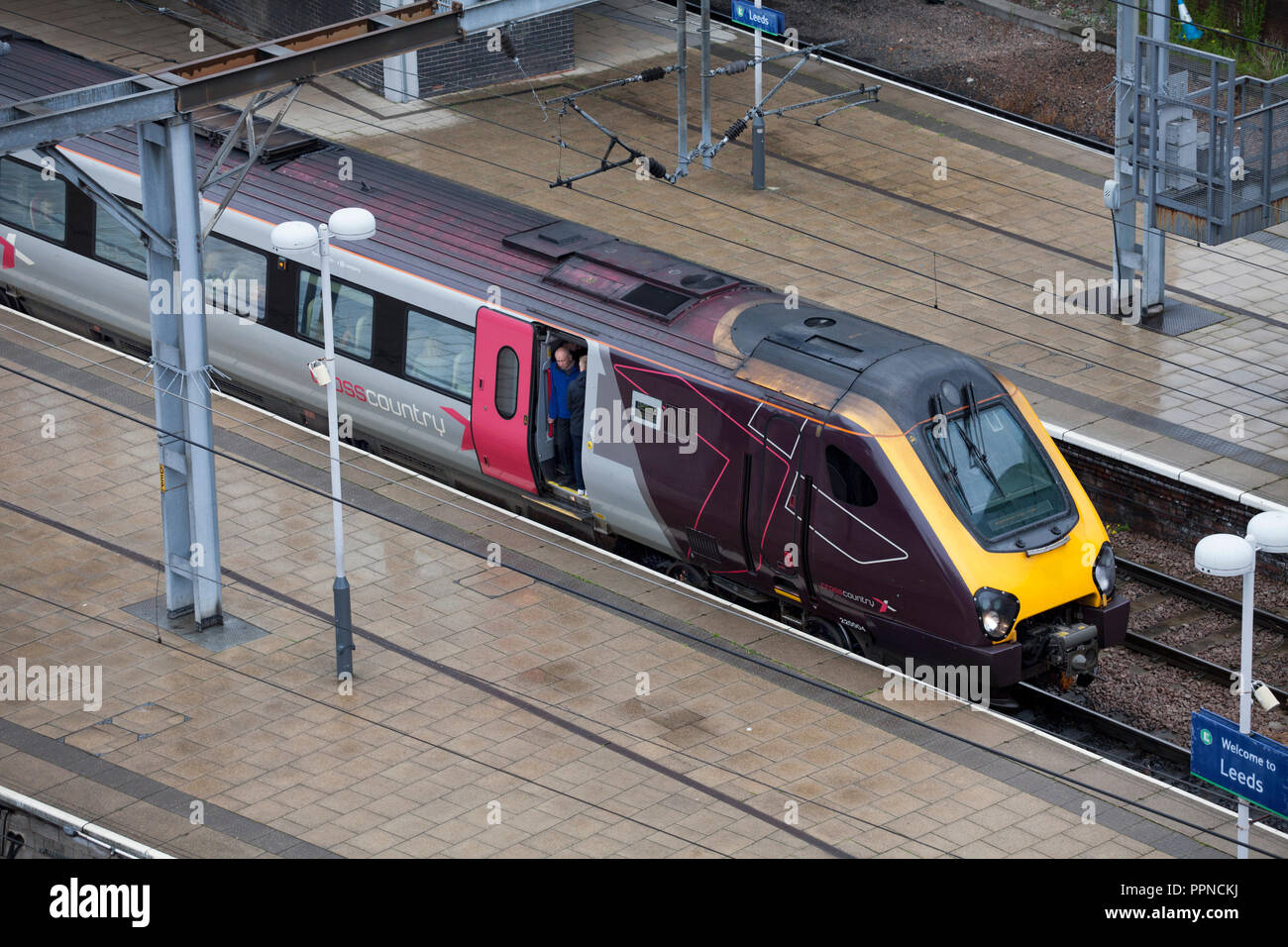 Ein arriva länderübergreifende Züge Klasse 220 voyager Zug am Bahnhof Leeds Stockfoto