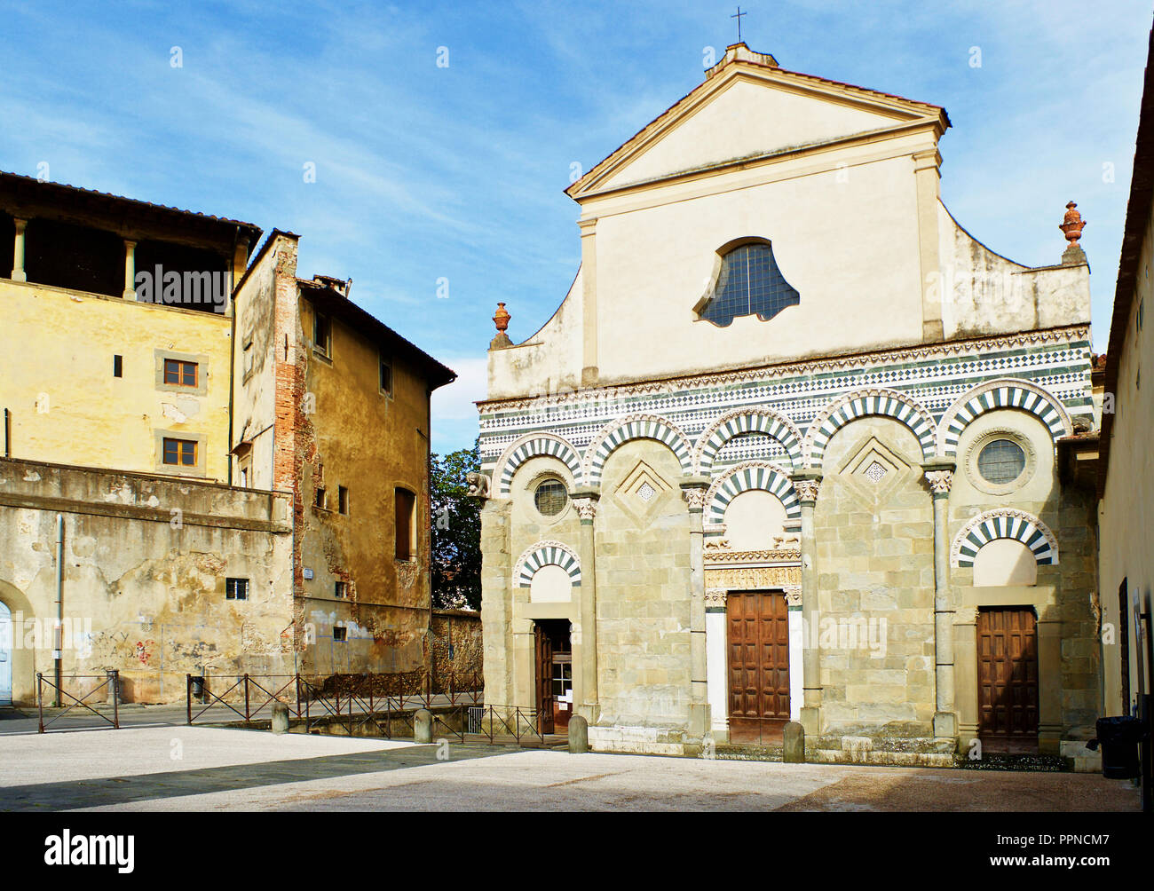 Die mittelalterliche Kirche San Bartolomeo in Pistoia, Toskana, Italien unter einer leichten blauen Himmel Stockfoto