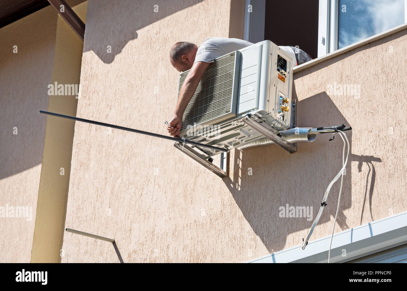 Klimaanlage Outdoor Unit Kompressor montieren außerhalb des Hauses  Stockfotografie - Alamy