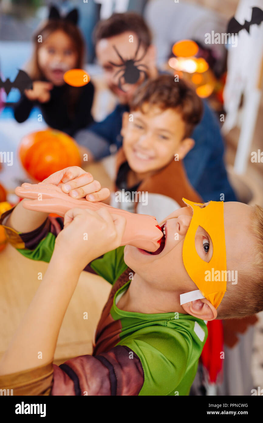 Cute boy tragen Ninja Turtle Kostüm für Halloween Streiche spielen Süßigkeiten essen Stockfoto