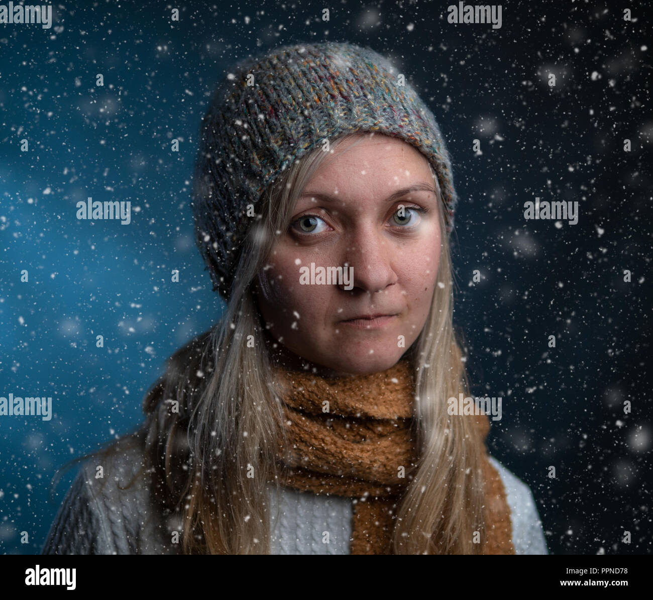 Natürlich schönen tausendjährigen Frau in Winterkleidung Stockfoto