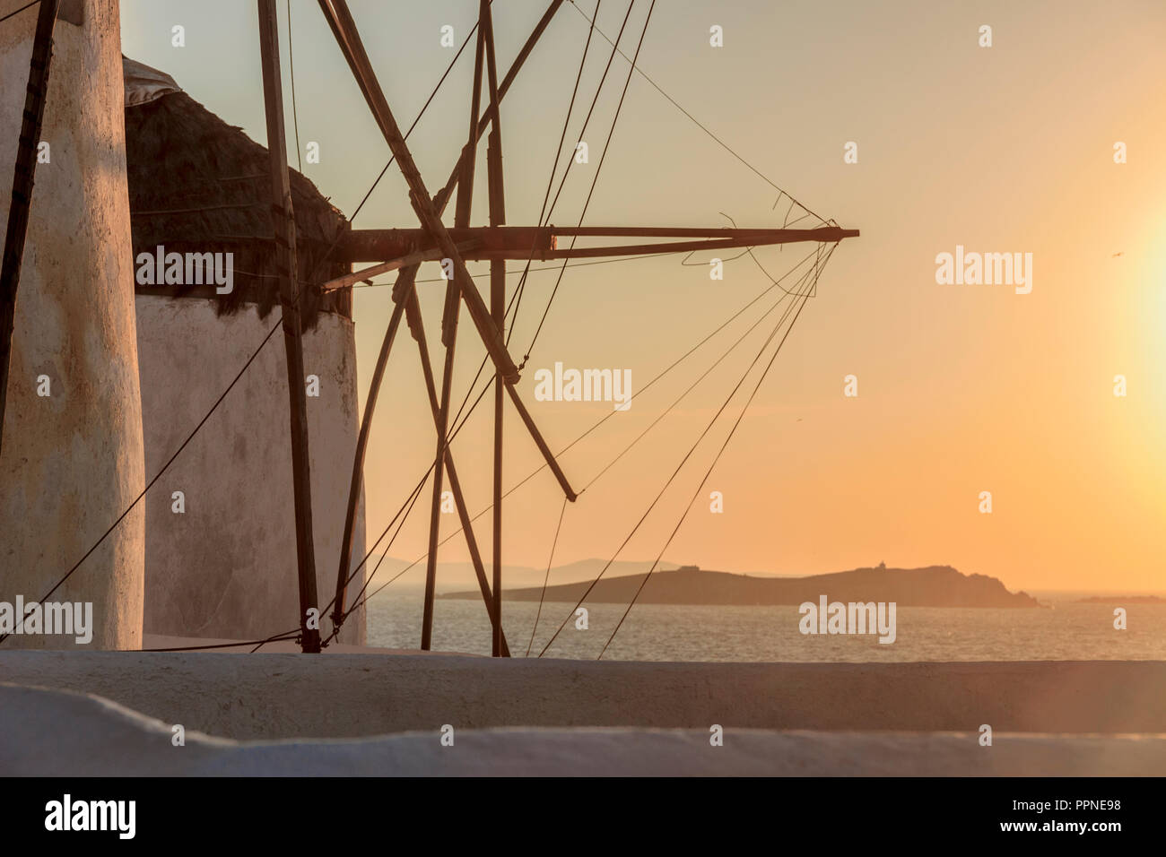 Marine bei Sonnenuntergang mit weißen berühmten Windmühlen, das Symbol von Mykonos, Kykladen, Griechenland. Stockfoto