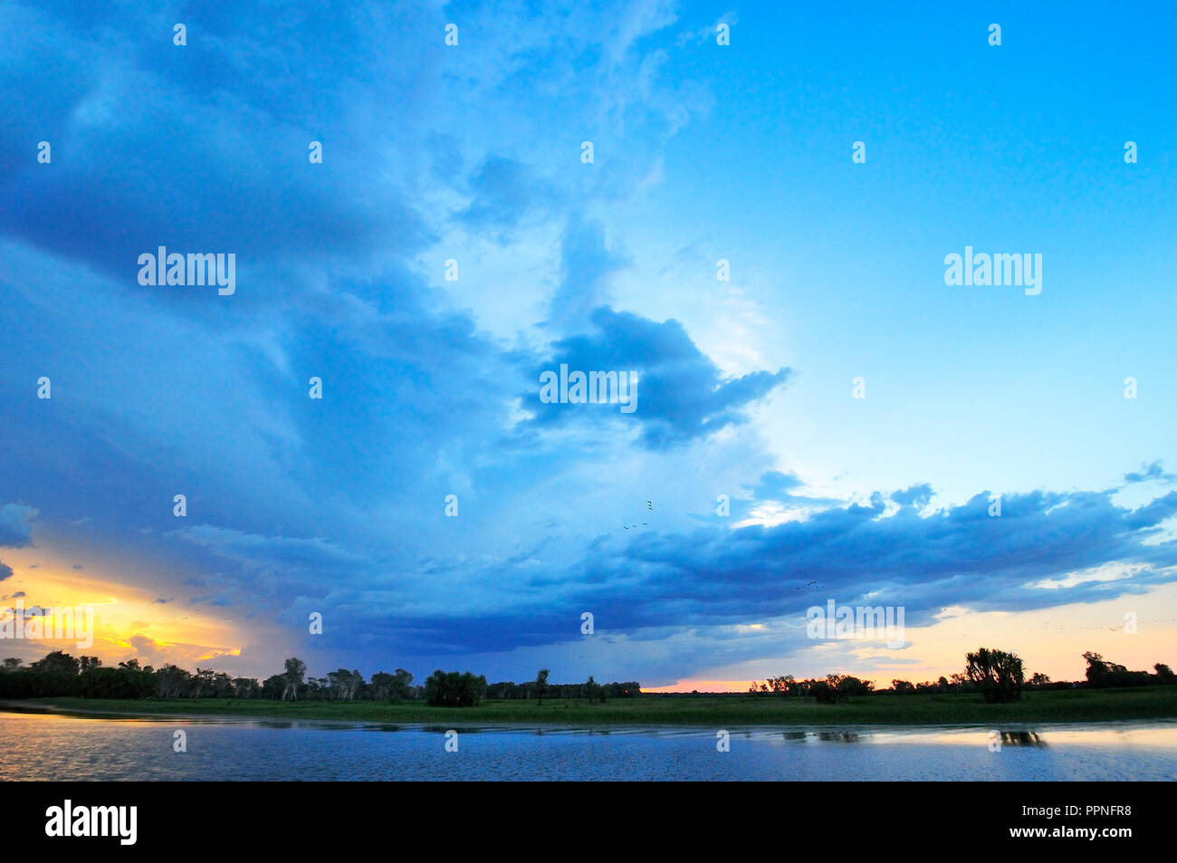 Sonnenuntergang über dem Yellow Water Billabong, Northern Territory, Top End, Australien Stockfoto