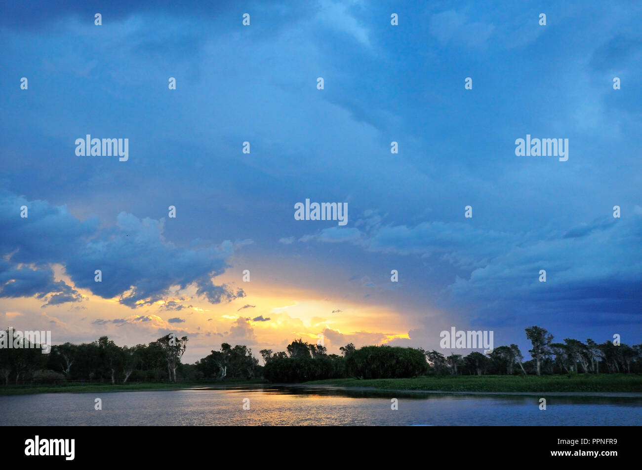 Sonnenuntergang über dem Yellow Water Billabong, Northern Territory, Top End, Australien Stockfoto