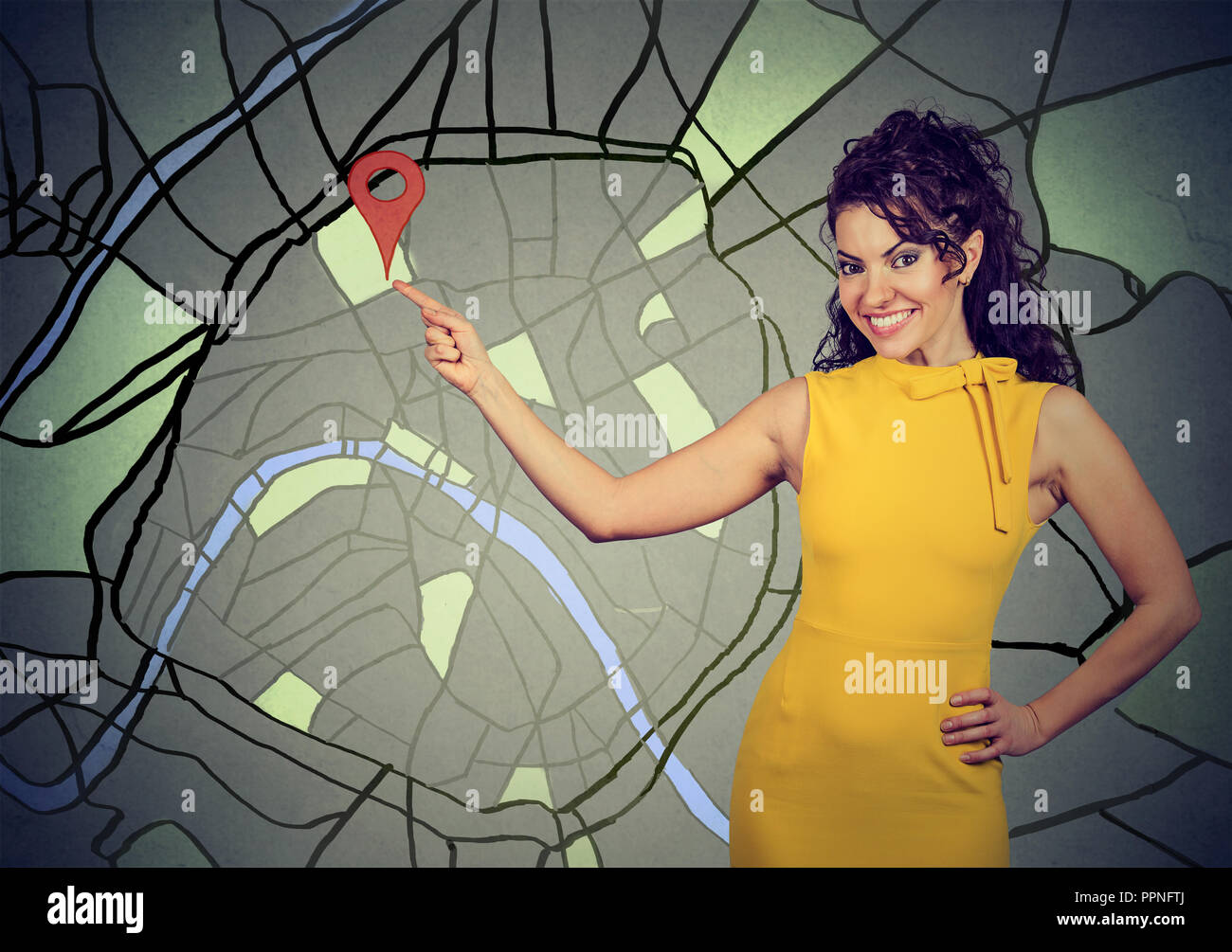 Fröhliche elegante Frau zeigt auf Karte anzeigen mit roten lokalisieren und lächelnd an Kamera Stockfoto
