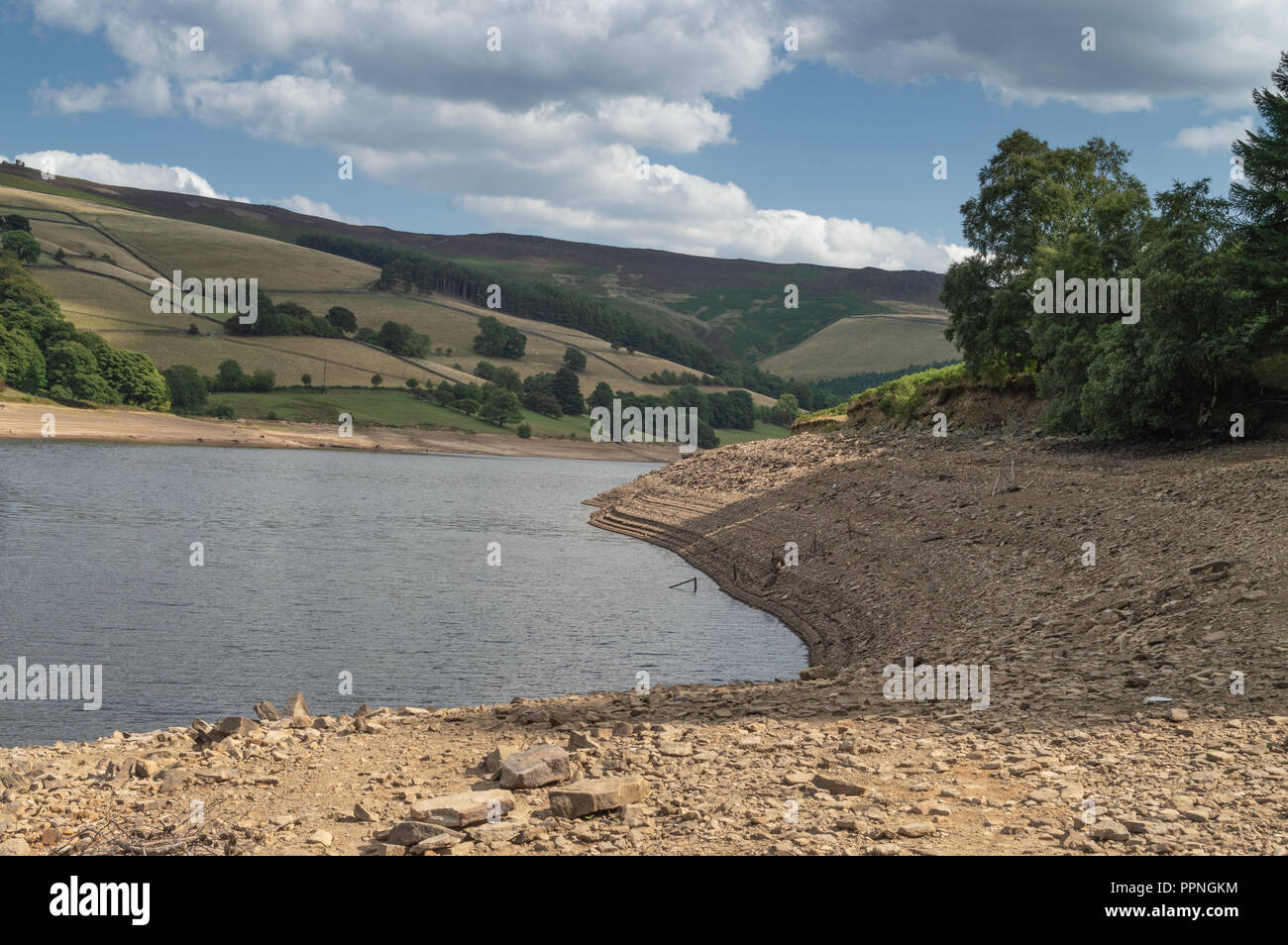 Ladybower Reservoir in der oberen Derwent Valley im Peak District National Park. Stockfoto