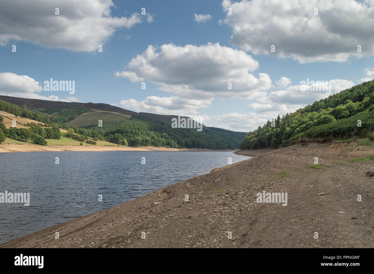 Ladybower Reservoir in der oberen Derwent Valley im Peak District National Park. Stockfoto