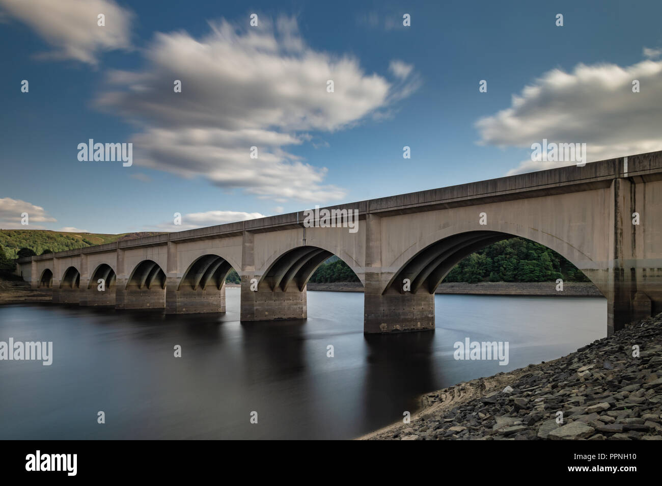Ladybower Reservoir in der oberen Derwent Valley im Peak District National Park. Stockfoto