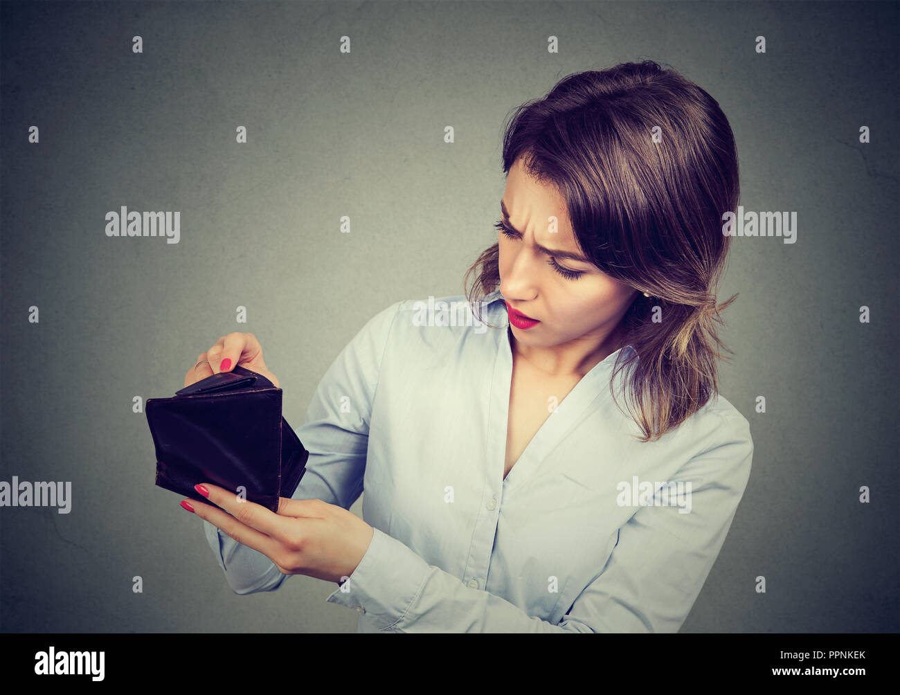 Frau mit kein Geld. Traurig Geschäftsfrau Holding leere Mappe Stockfoto
