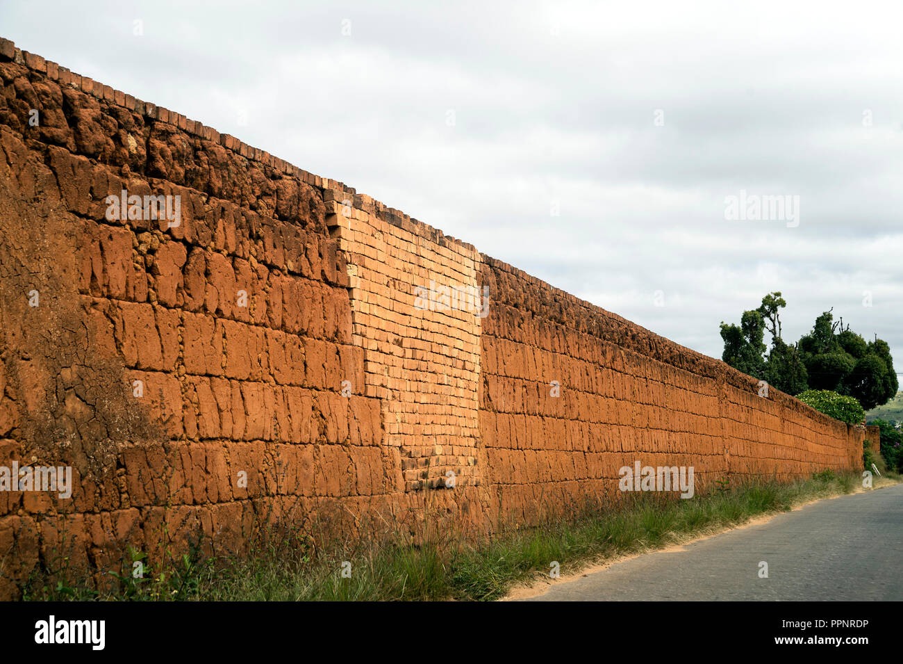 Traditionelle Steinmauer von der königlichen Ära, mit Sand gebaut, Muschelkalk und Eiweiß, Royal Residence Ambohimanga Stockfoto