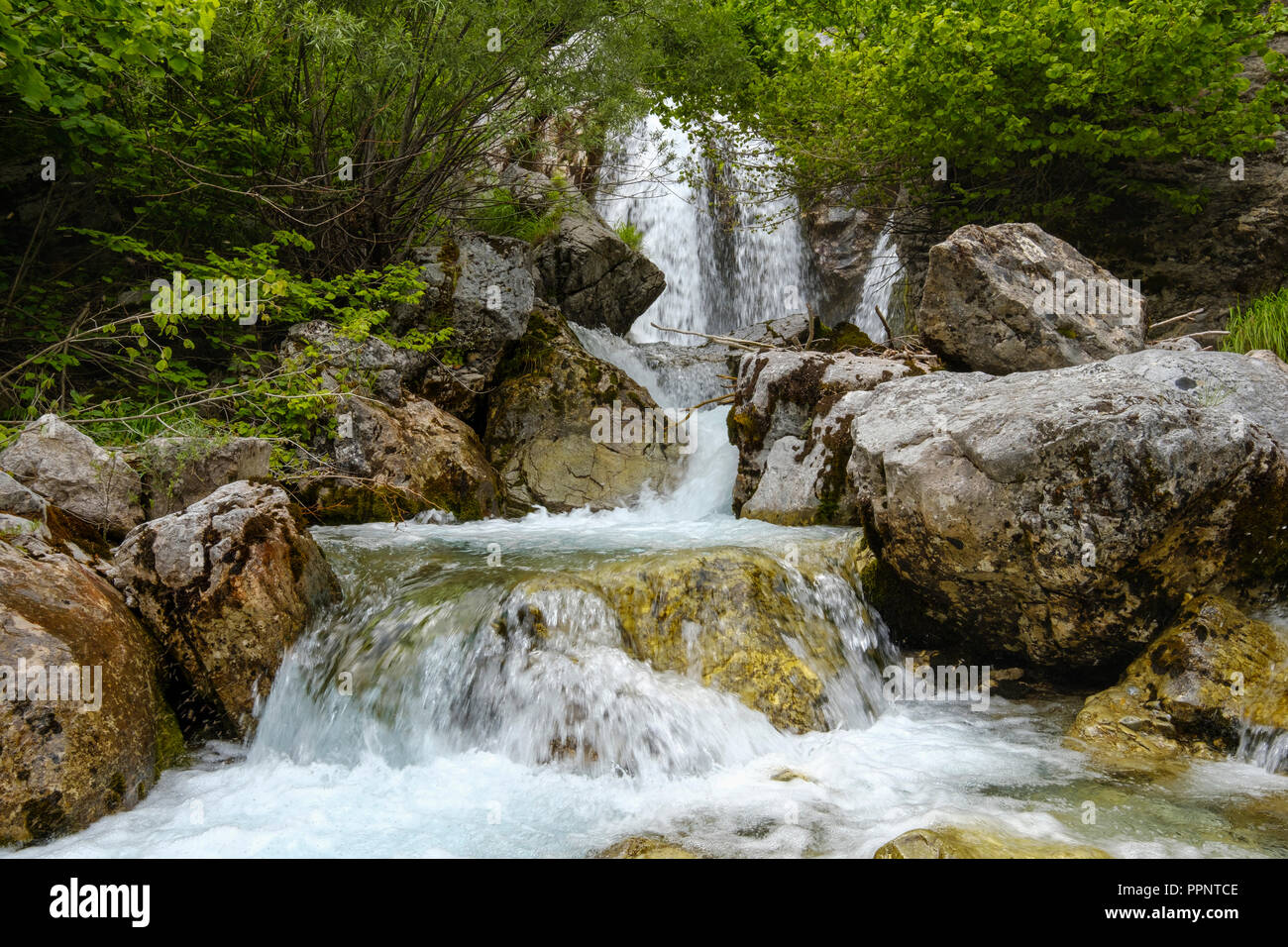 Kleiner Wasserfall, Fluss Kukaj, Valbona Nationalpark, Albanischen Alpen, Prokletije, qark Kukes, Albanien Stockfoto