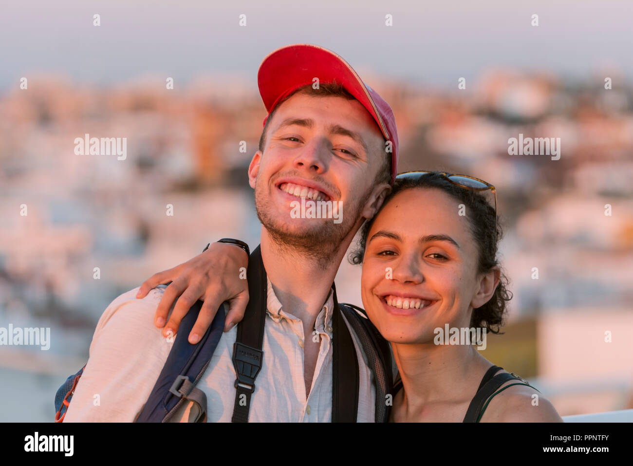Junge Frau und ein junger Mann glücklich in die Kamera, ein Paar suchen, Plaza de la Encarnacion in Sevilla, Andalusien, Spanien Stockfoto