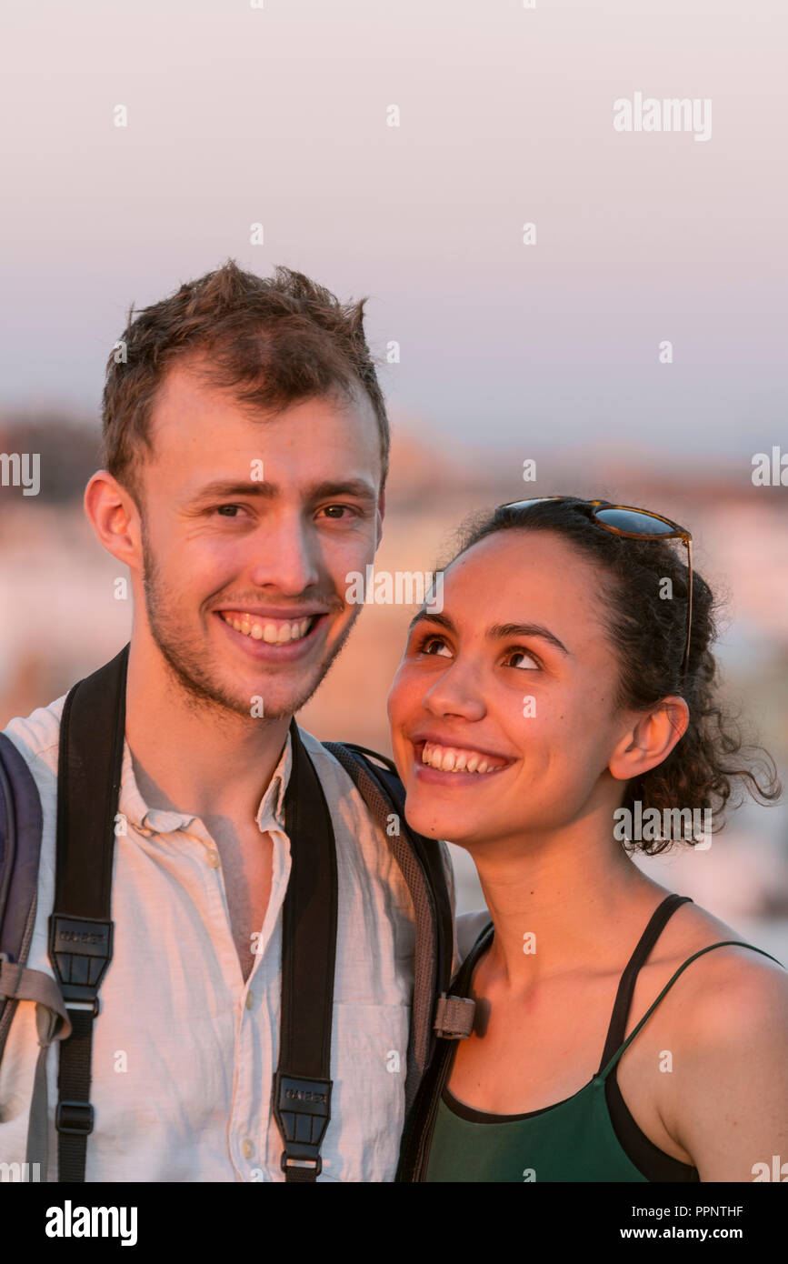 Junge Frau und ein junger Mann in die Kamera schauen, Paar, Plaza de la Encarnacion, Sevilla, Andalusien, Spanien Stockfoto