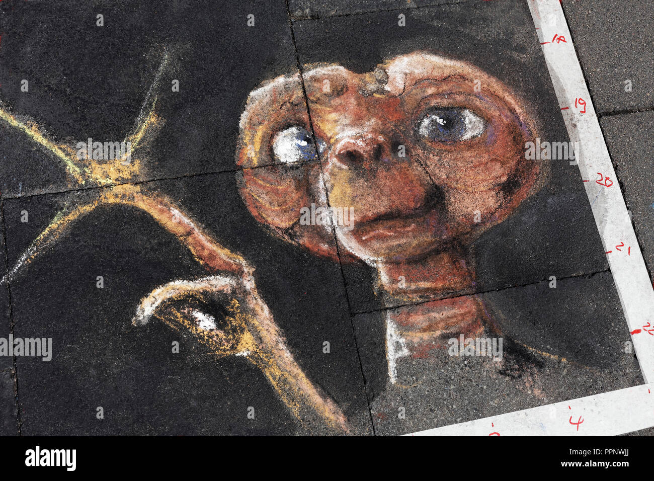 ET, die Außerirdische, Science Fiction Film Charakter, Straße, Bürgersteig Malerei Künstler festival Geldern, Geldern Stockfoto