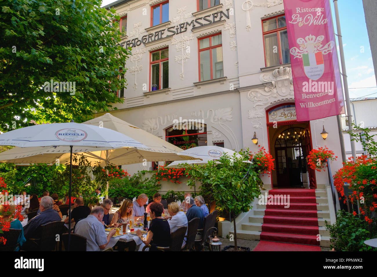 Der ehemalige Fotograf studio Siemssen, Ristorante La Villa, Bahnhofs- und Bismarckviertel, Augsburg, Schwaben, Bayern, Deutschland Stockfoto
