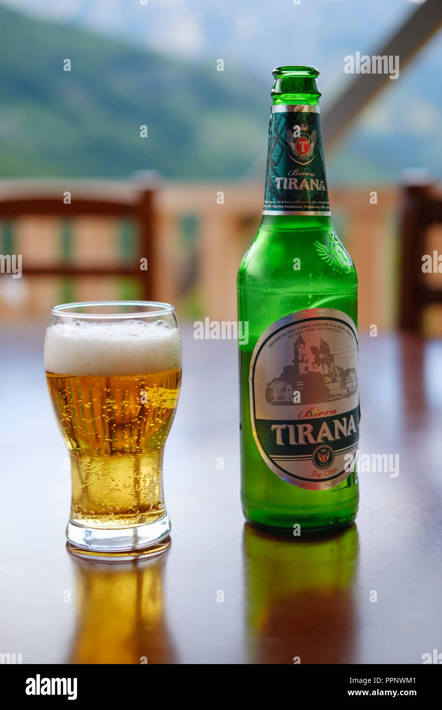 Tirana Bier Flasche und Bier Glas, Hotel Margjeka, Valbonatal, qark Kukes, Albanien Stockfoto