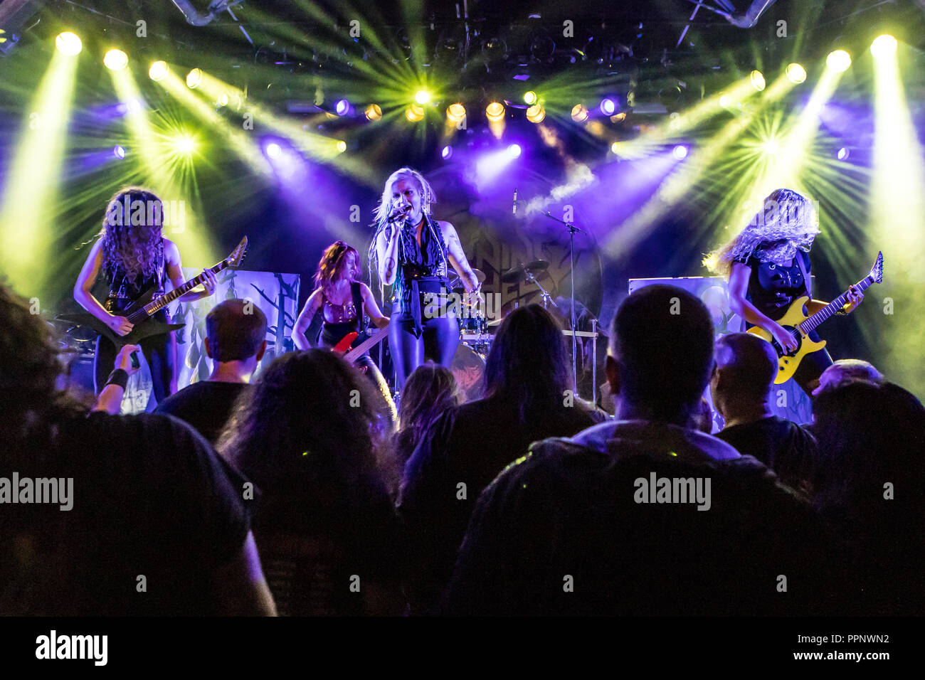 Die Schweizer Frauen Metalband brennen Hexen live, Luzern, Schweiz Stockfoto