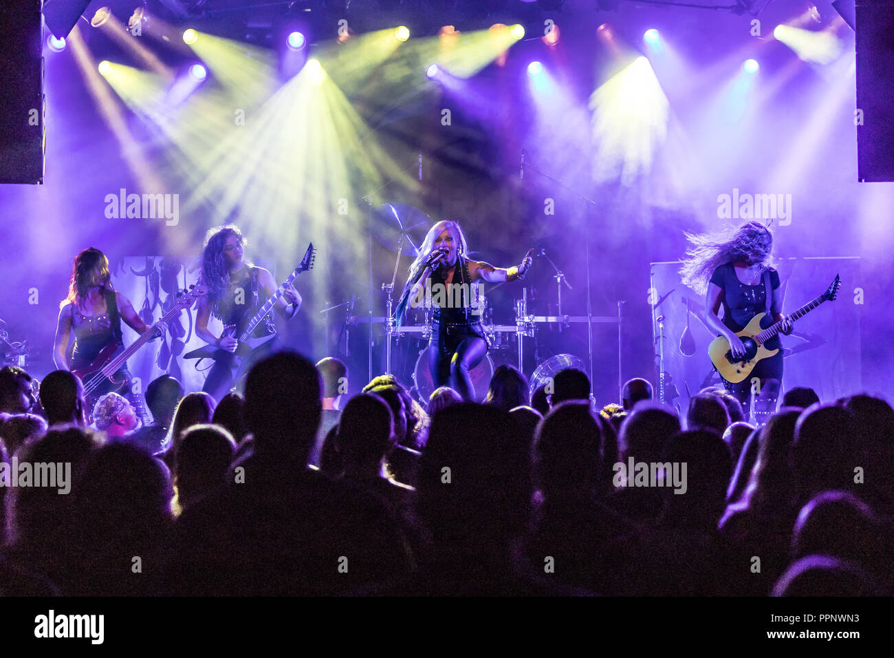 Die Schweizer Frauen Metalband brennen Hexen live, Luzern, Schweiz Stockfoto