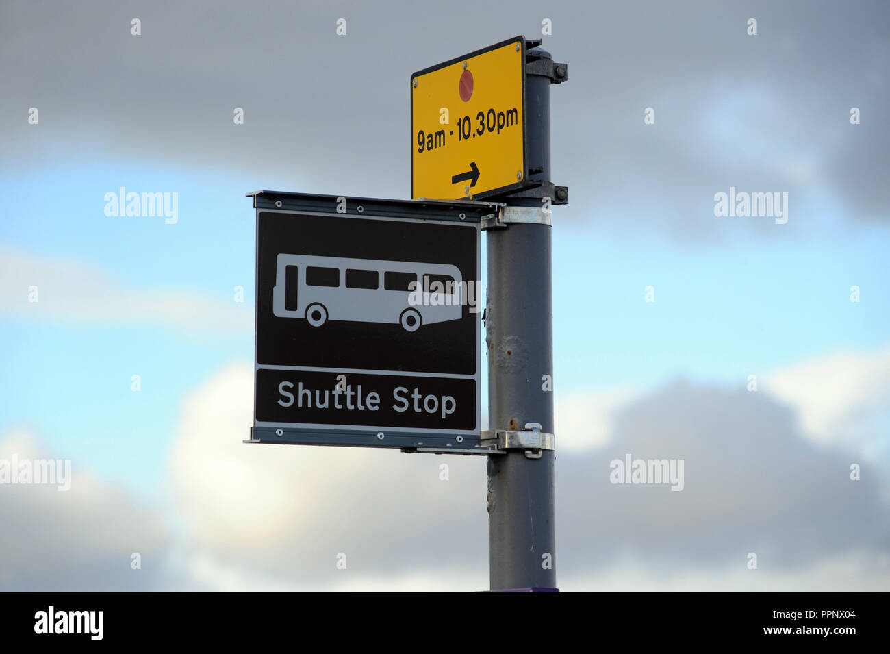 SHUTTLE BUS STOP SCHILD PARKPLATZ SCHILD UK Stockfoto