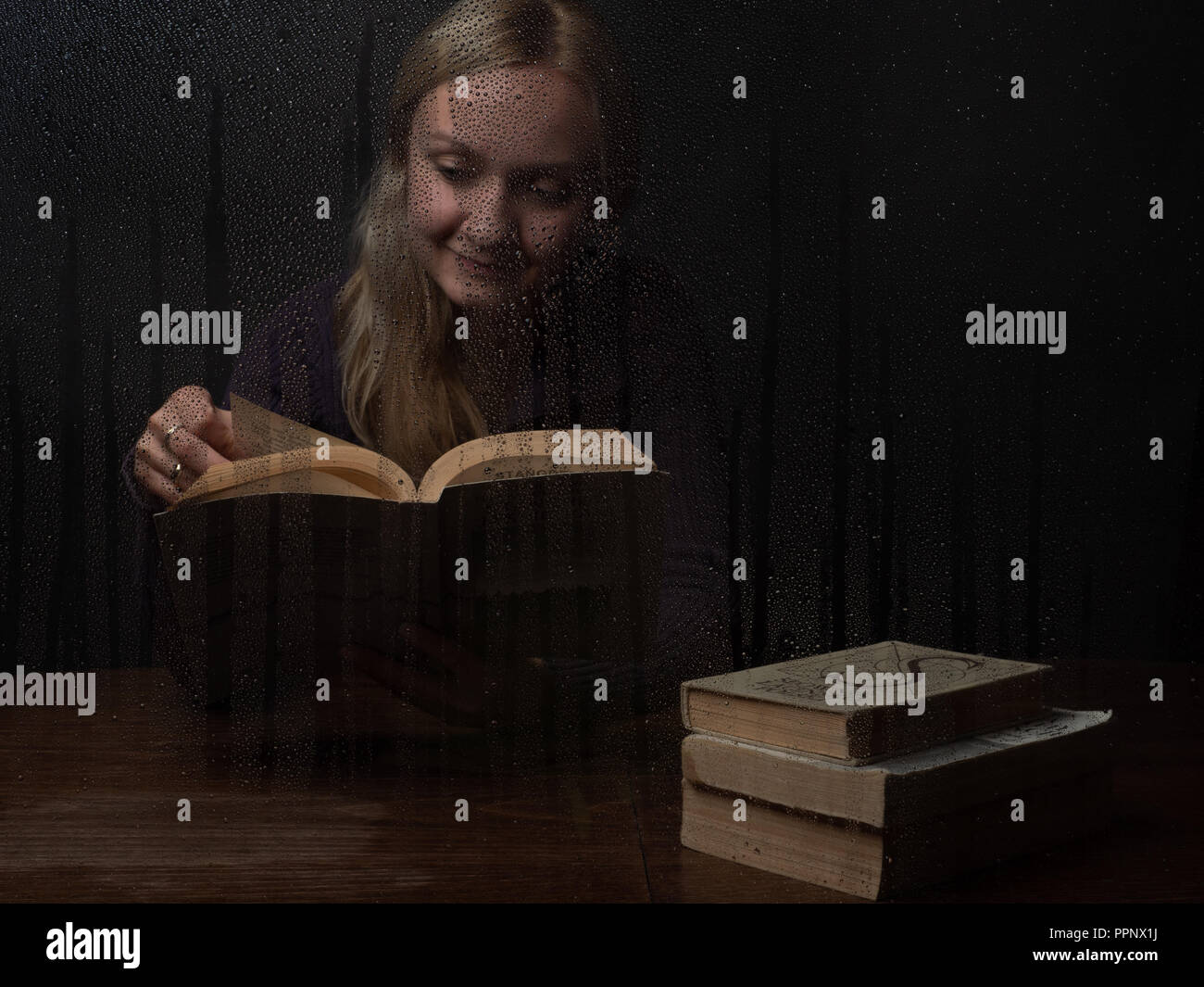 Natürlich schönen tausendjährigen Frau liest Buch an den regnerischen Herbst Tag Stockfoto