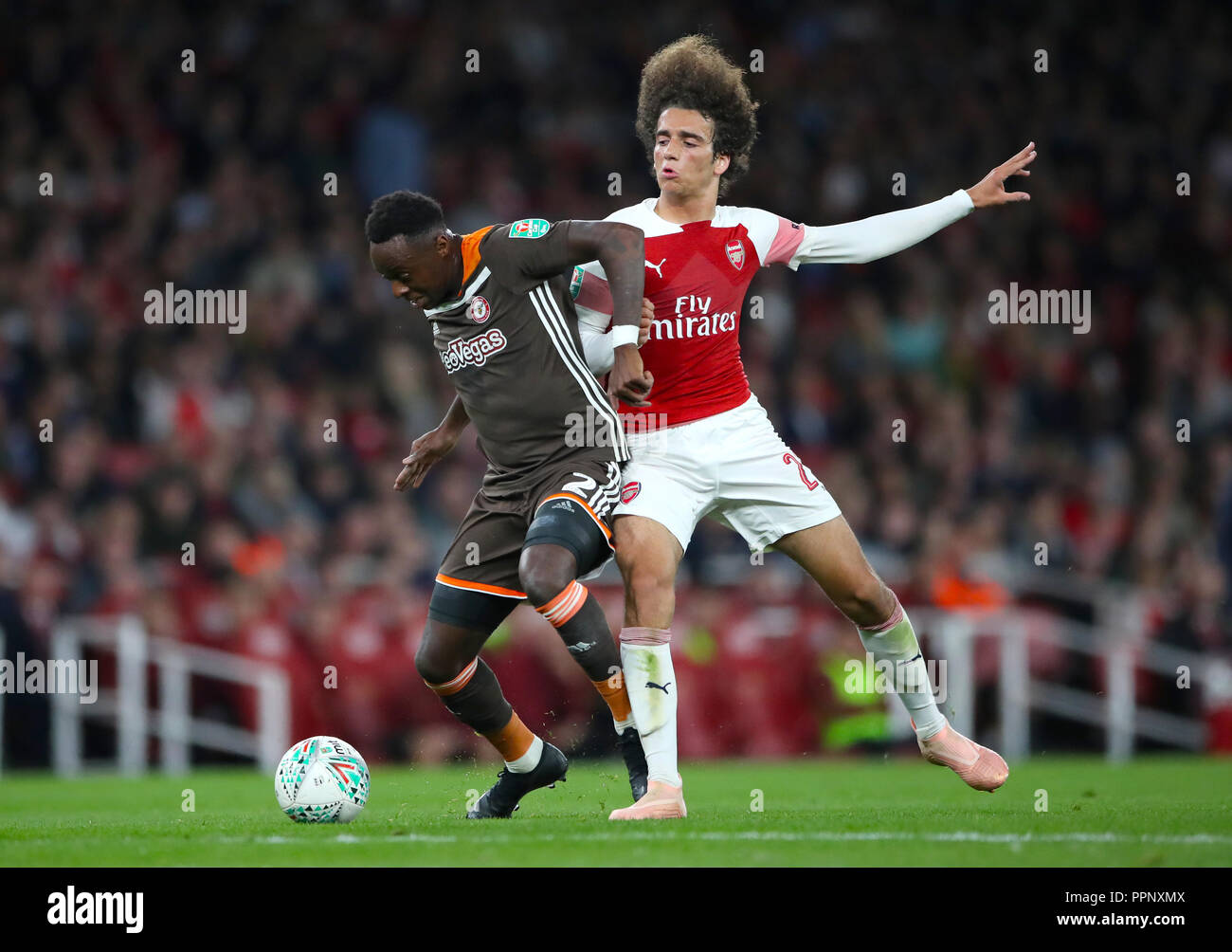 Die Brentford Mose Odubajo (links) und des Arsenal Matteo Guendouzi Kampf um den Ball während der carabao Pokal, dritte Runde im Emirates Stadium, London. Stockfoto