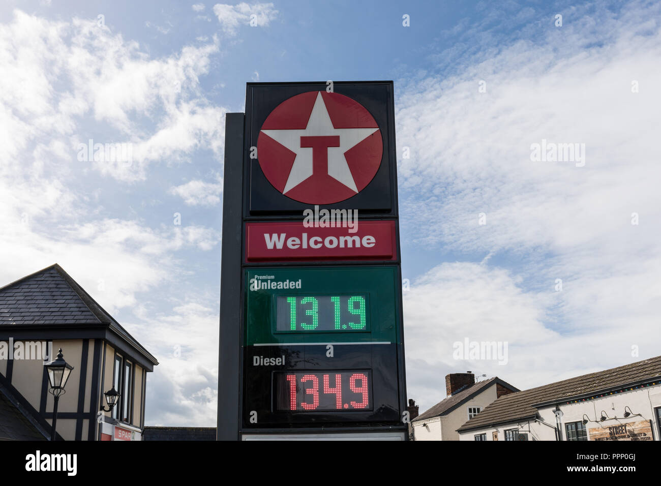 Unterschreiben Sie bei Texaco Tankstelle, Kraftstoffpreise - Tarporley, Cheshire, Großbritannien Stockfoto