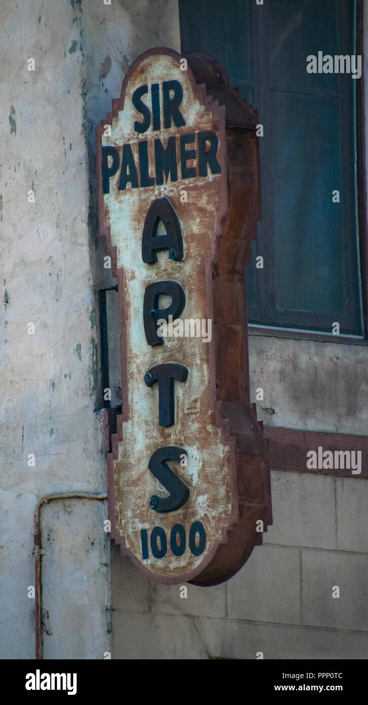 Gut verwitterte Apartment Gebäude Schild über der Straße von Echo Park in Los Angeles, Kalifornien Stockfoto