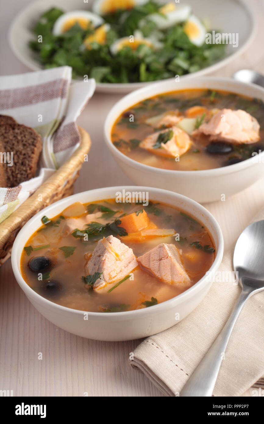 Solyanka, russische Suppe mit Lachs und Oliven Stockfoto
