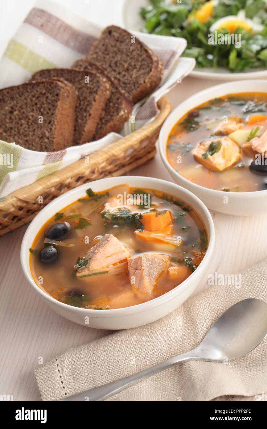 Solyanka, russische Suppe mit Lachs und Oliven Stockfoto