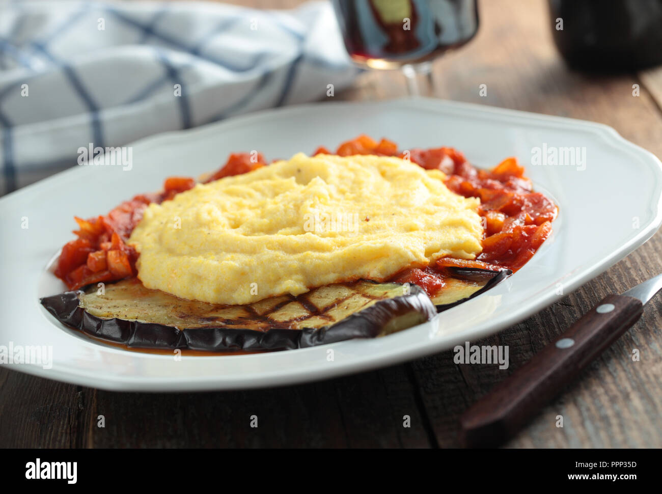 Auberginensalsa -Fotos und -Bildmaterial in hoher Auflösung – Alamy