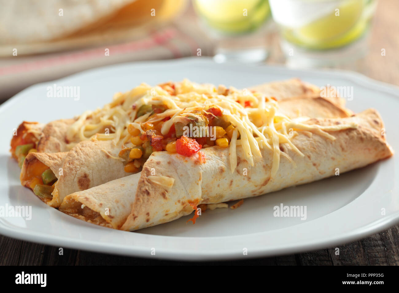 Drei Enchiladas auf einem rustikalen Tisch Stockfoto