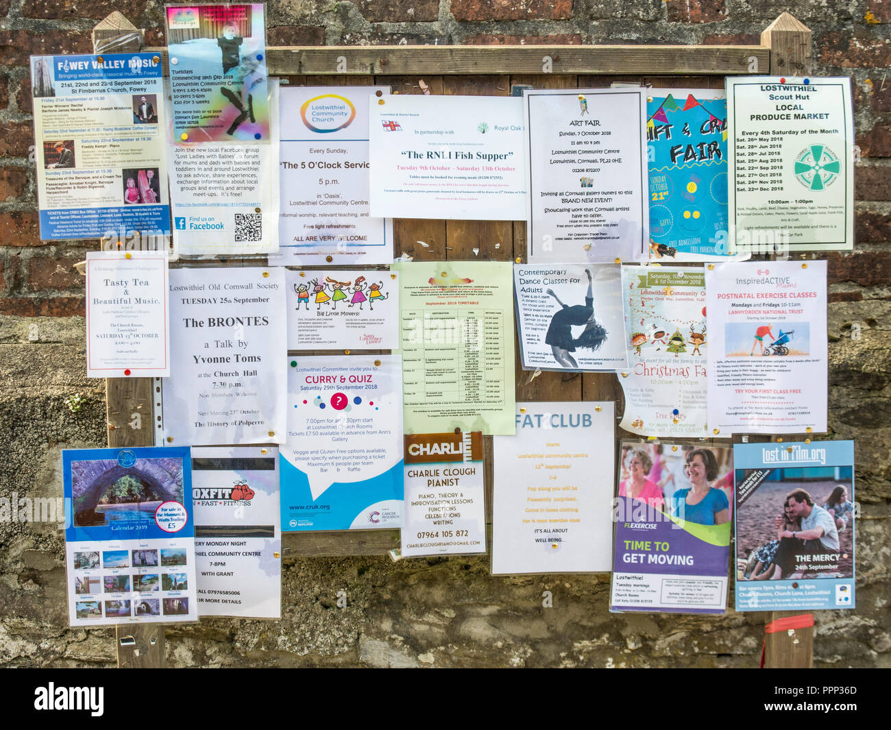 Einer der öffentlichen Lostwithiel Stadt Hinweisschilder Werbung viele lokale Aktivitäten der Gemeinschaft (RM Editorial seit enthält verschiedene Schriftarten/Bilder etc.) Stockfoto