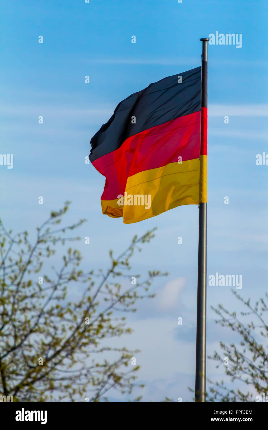 Bundesrepublik Deutschland, Deutsche Fahne winken auf dem blauen Himmel Hintergrund Stockfoto