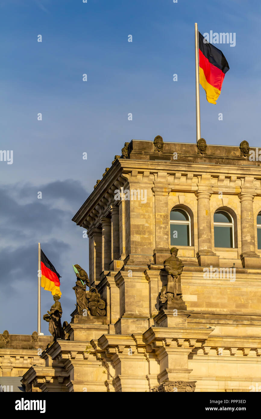 Bundesrepublik Deutschland, Deutsche Fahne am Parlamentsgebäude winken auf dem blauen Himmel Hintergrund Stockfoto