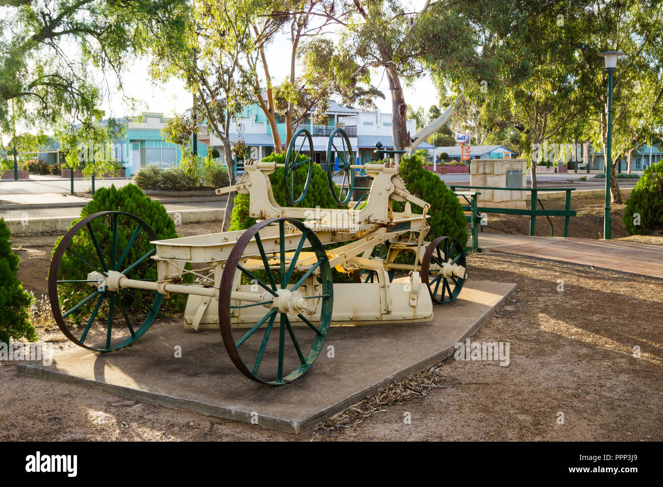 Alten landwirtschaftlichen Maschinen auf Anzeige in der Wheatbelt Stadt Bruce Rock Western Australia Stockfoto