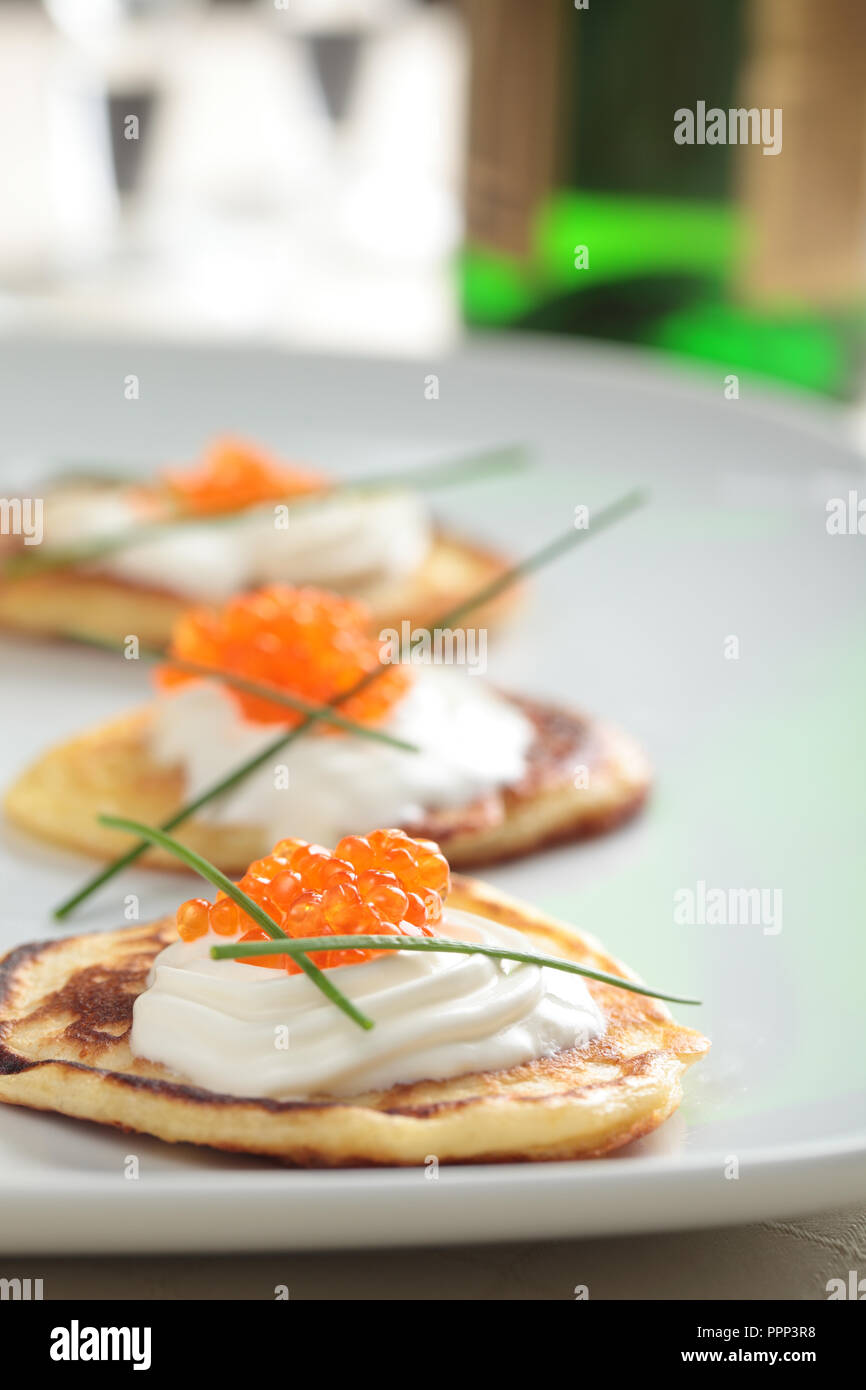 Blinis mit rotem Kaviar auf einer Platte Stockfoto