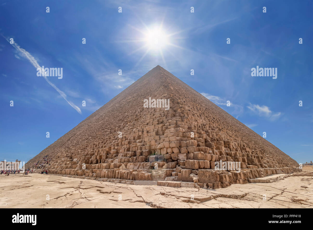 Die Pyramide des Cheops von der Sonne im Gegenlicht beleuchtet, mit den Menschen innerhalb der Eingabe, sie zu besuchen. Der Bereich mit den Pyramiden von Gizeh, Ägypten Stockfoto