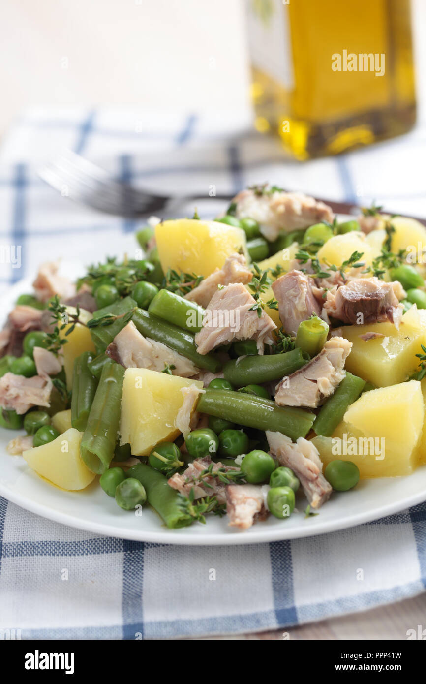 Salat mit Thunfisch, gekochte Kartoffeln, grüne Bohnen, Erbsen, und Thymian Stockfoto